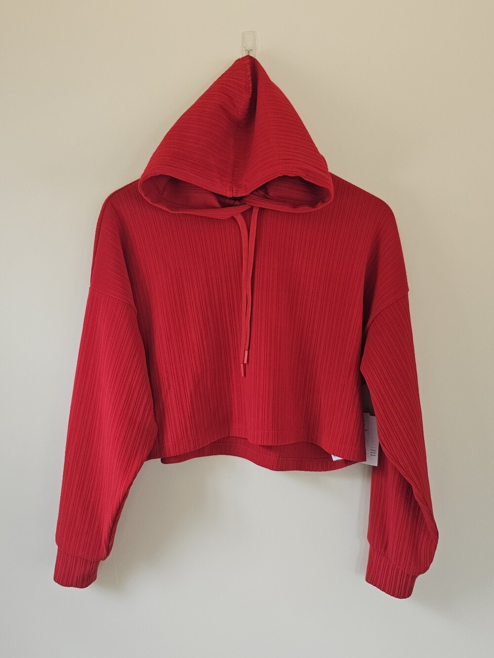 NWT Beyond Yoga Breathe Easy Ribbed Cropped Hoodie in Holly Red - Picture 4 of 9